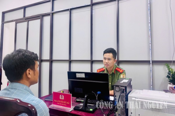 Cán bộ Phòng Quản lý xuất nhập cảnh làm rõ lịch sử xuất nhập cảnh của công dân.