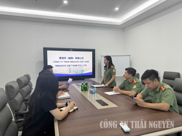 Tuyên truyền, phổ biến pháp luật tại các doanh nghiệp có người nước ngoài lao động, làm việc.