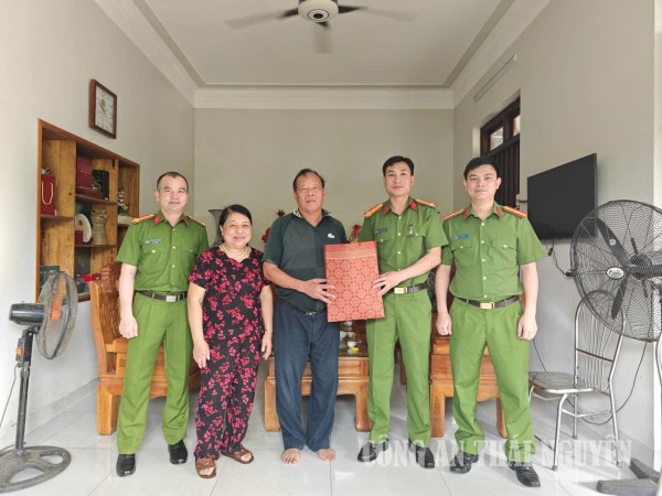 Văn phòng Cơ quan CSĐT Công an tỉnh Thái Nguyên thăm hỏi, tặng quà tri ân thân nhân thương binh trong đơn vị.