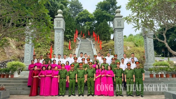 Đoàn chụp ảnh lưu niệm tại Khu di tích.