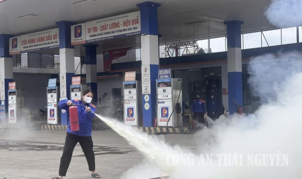 Lực lượng PCCC và CNCH cơ sở xử lý đám cháy ban đầu.