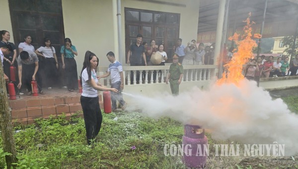 Hoc viên thực hành chữa cháy.