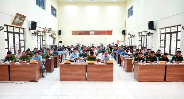 Đội PCCC cơ sở sử dụng phương tiện chữa cháy xách tay để dập tắt đám cháy giả định.