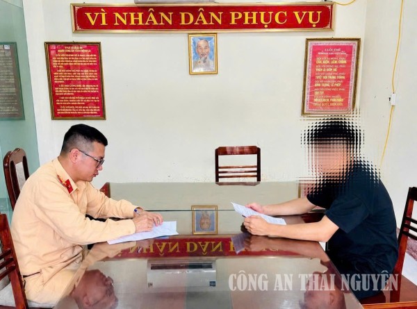 Lực lượng CSGT làm việc với người và phương tiện vi phạm.