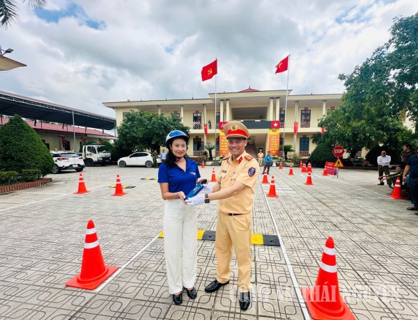 Cán bộ CSGT hướng dẫn các đại biểu cách lựa chọn và đội mũ bảo hiểm đúng quy cách.
