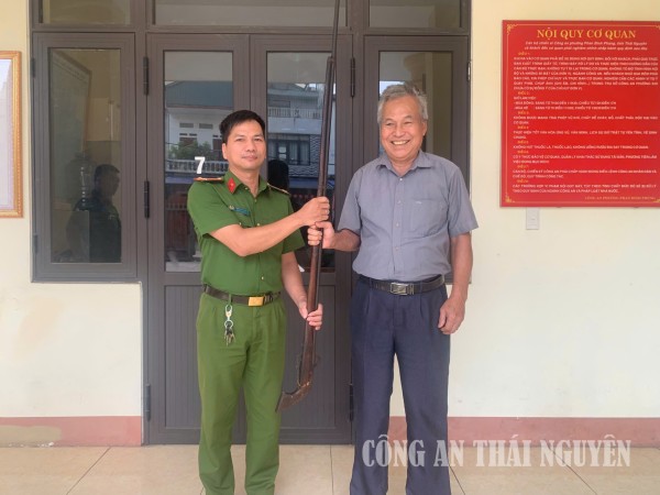 Người dân tự nguyện giao nộp súng kíp sau tuyên truyền, vận động.