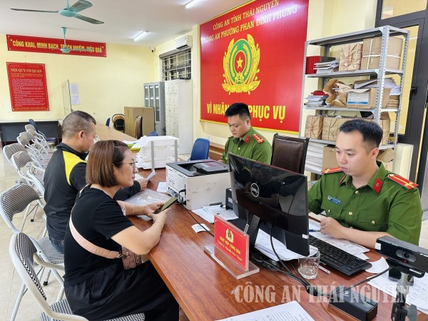 Cán bộ Công an phường tiếp công dân, giải quyết thủ tục hành chính.