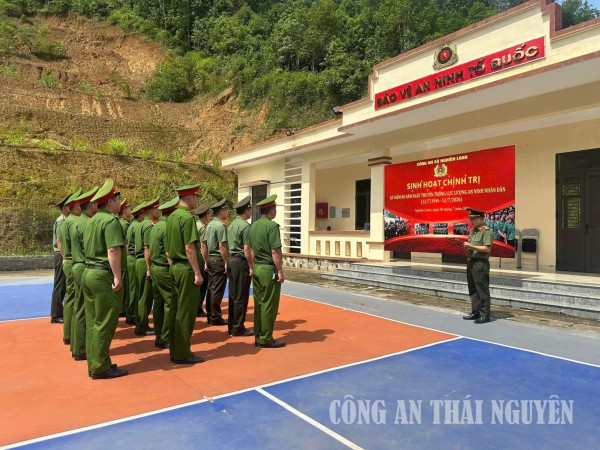 Công an xã tổ chức sinh hoạt chính trị