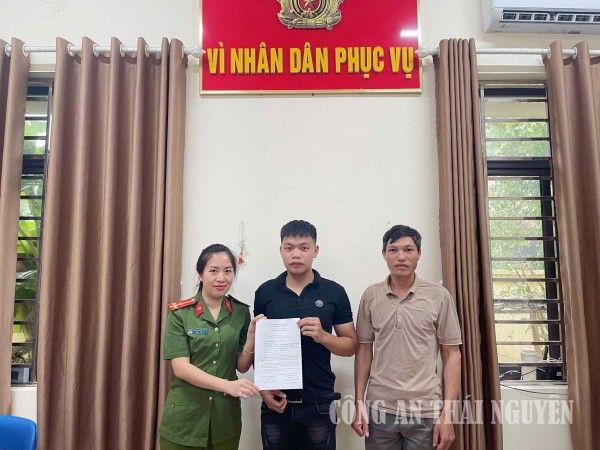 Công dân tình nguyện viết đơn tham gia tuyển chọn chiến sĩ nghĩa vụ năm 2027.