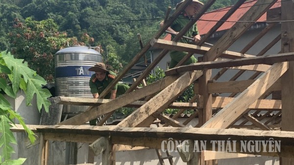 Công an xã Phong Quang chung tay xóa nhà tạm, nhà dột nát.