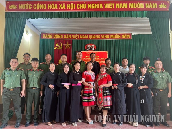 Công an xã giao lưu văn nghệ với đồng bào dân tộc thiểu số xóm Đồng Phú.