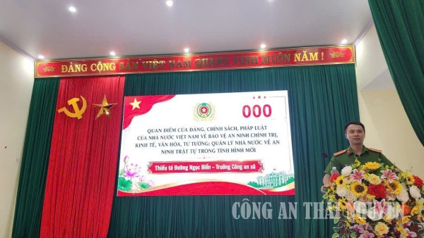 Công an xã Phú Đình tuyên truyền, phổ biến pháp luật.