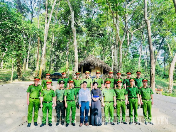 Công an xã Phú Đình về nguồn tại khu di tích lịch sử quốc gia.
