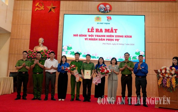 Công an xã Phú Thịnh ra mắt mô hình “Đội Thanh niên xung kích vì nhân dân phục vụ”.