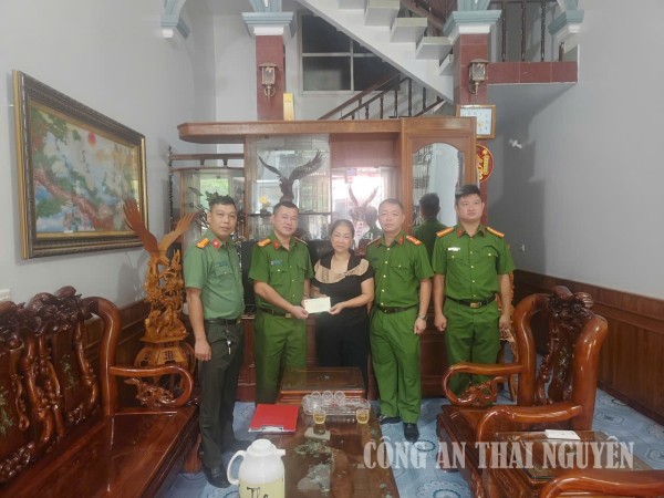 Công an xã Phú Xuyên thăm hỏi, tri ân gia đình liệt sĩ .