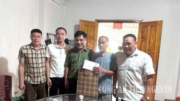 Công an xã Phúc Lộc thăm hỏi, tặng quà thân nhân liệt sĩ, gia đình có công với cách mạng