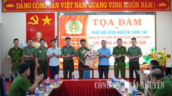 Lãnh đạo Đảng uỷ, UBND xã tặng hoa chúc mừng Cụm thi đua.