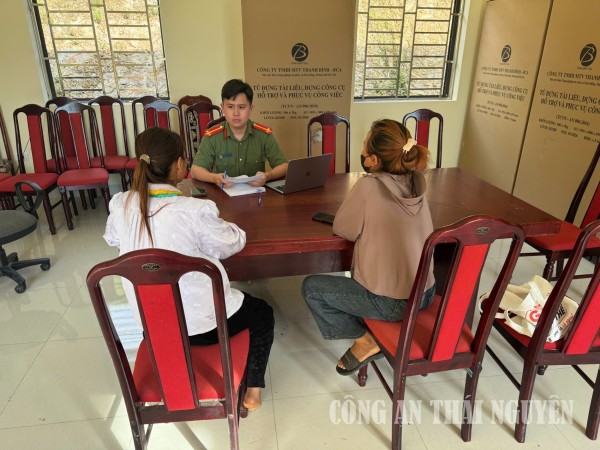 Công an xã làm việc với trường hợp đăng tải thông tin xấu độc trên không gian mạng.