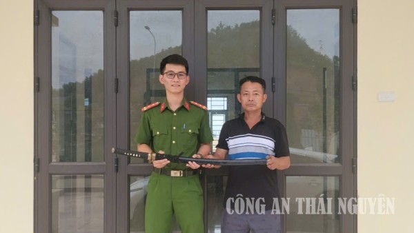 Tiếp nhận vũ khí người dân tự giác giao nộp.