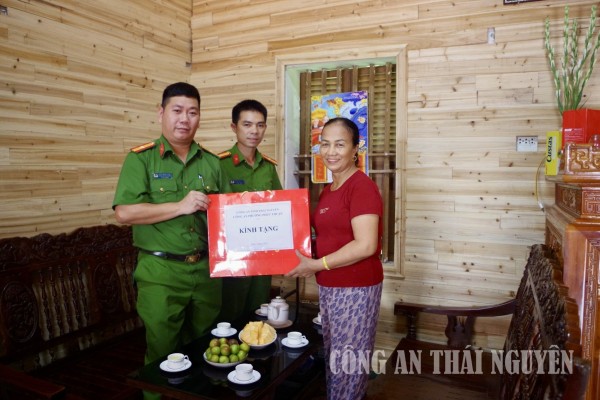 Công an phường Phúc Thuận thăm hỏi, tặng quà gia đình người có công.