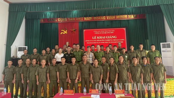 Đại biểu và các học viên chụp ảnh lưu niệm.