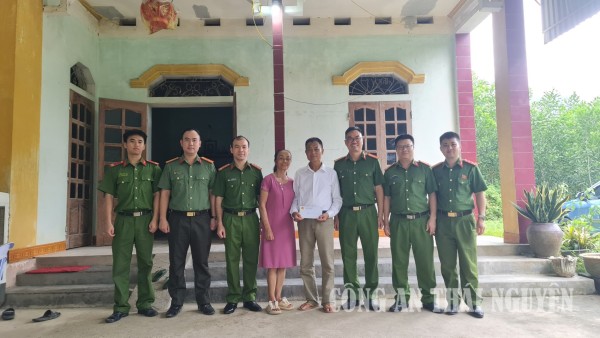 Công an xã Quang Sơn thăm hỏi, tặng quà gia đình chính sách.