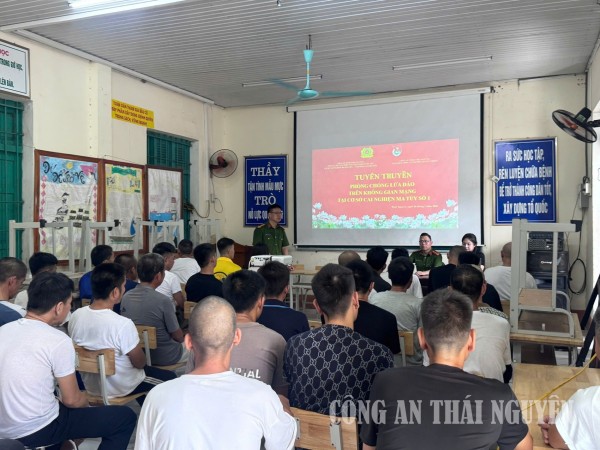 Tuyên truyền phòng, chống lừa đảo trên không gian mạng tại Cơ sở cai nghiện ma túy số 1.