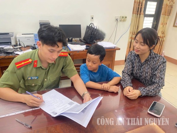 Cán bộ Công an phường trực tiếp hướng dẫn công dân về quy trình, thành phần hồ sơ và các thủ tục liên quan