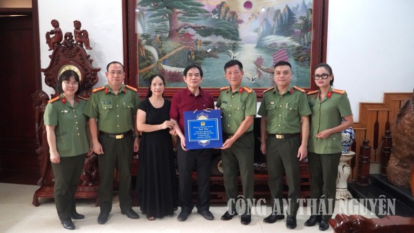 Sếp Trung tặng quà