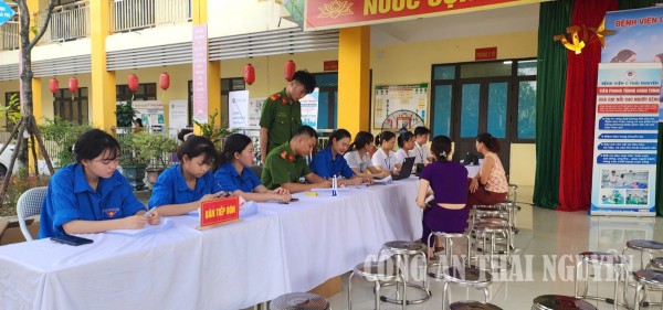 Tuổi trẻ Công an phường Sông Công hỗ trợ nhân dân khám bệnh miễn phí.