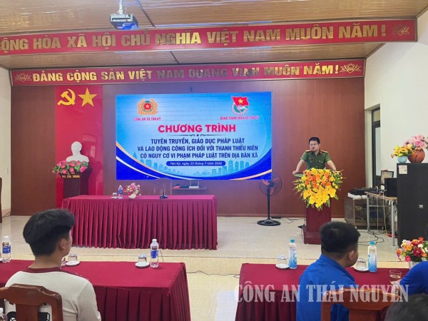 Tuyên truyền, giáo dục pháp luật cho thanh, thiếu niên có nguy cơ vi phạm pháp luật.