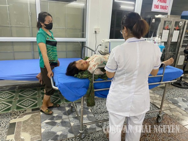 Nạn nhân được đồng chí Nguyễn Văn Thông đưa đến Bệnh viện Đa khoa Bắc Kạn cấp cứu kịp thời.