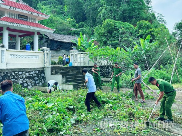 Chi đoàn Công an xã Thượng Minh chăm sóc nhà bia tưởng niệm các anh hùng liệt sĩ
