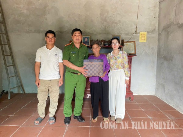 Công an xã thăm hỏi, trao tặng quà các thương binh, bệnh binh, thân nhân liệt sĩ.