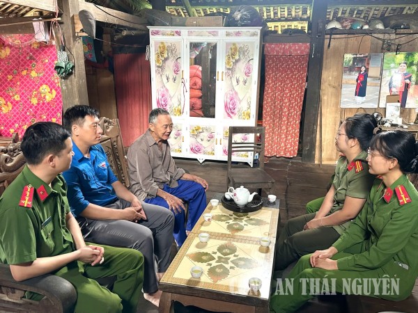 Công an xã Trần Phú thăm hỏi, tặng quà người có công với cách mạng nhân Ngày Thương binh - Liệt sĩ.