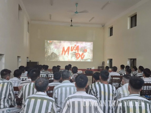 Tổ chức chiếu phim phục vụ công tác giáo dục, cải tạo phạm nhân.