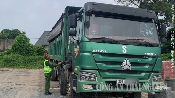 Công an xã Văn Hán rà soát, quản lý phương tiện giao thông trên địa bàn.