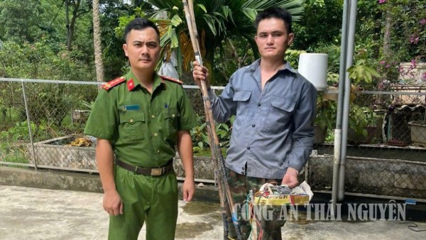 Công dân tự nguyện giao nộp xung kích điện.