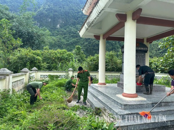 Công an xã Văn Lang phối hợp tổ chức hoạt động chỉnh trang nhà bia ghi tên anh hùng liệt sĩ.