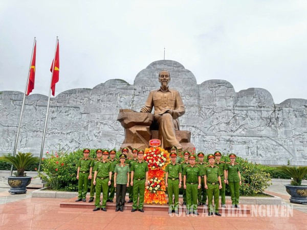 VẠN PHÚ VỀ NGUỒN (4)