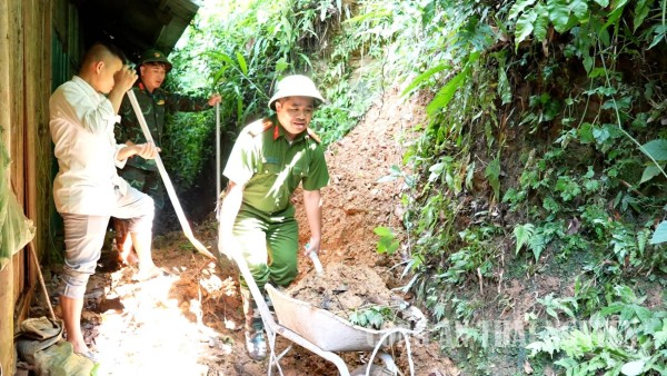 Công an xã Vĩnh Thông hỗ trợ Nhân dân khắc phục hậu quả thiên tai.