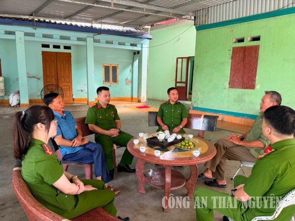 Công an xã Vô Tranh thăm hỏi, tặng quà gia đình mẹ Việt Nam anh hùng.