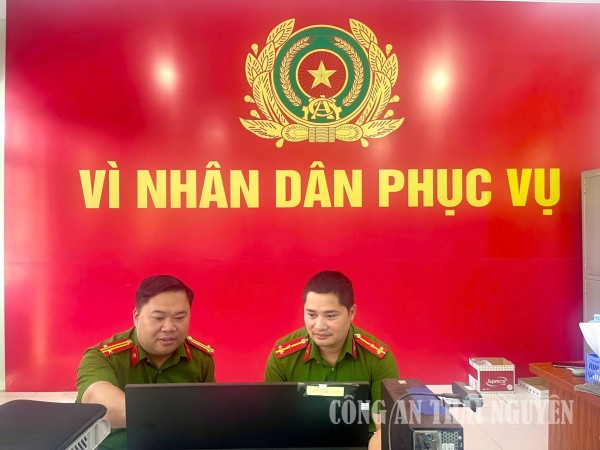 Công an xã rà soát, bổ sung, chuẩn hóa cơ sở dữ liệu từng cán bộ, chiến sĩ.