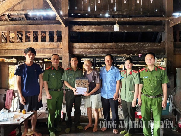 Chi đoàn Công an xã Yên Thịnh thăm hỏi, tặng quà gia đình chính sách