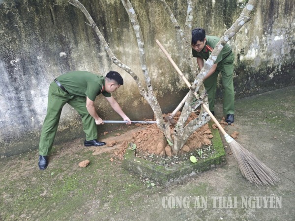 Công an xã Yên Trạch phối hợp chỉnh trang nhà bia tưởng niệm các anh hùng liệt sĩ