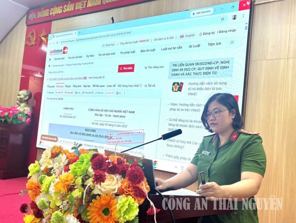 Cán bộ Công an xã Cường Lợi báo cáo chuyên đề tại buổi tập huấn