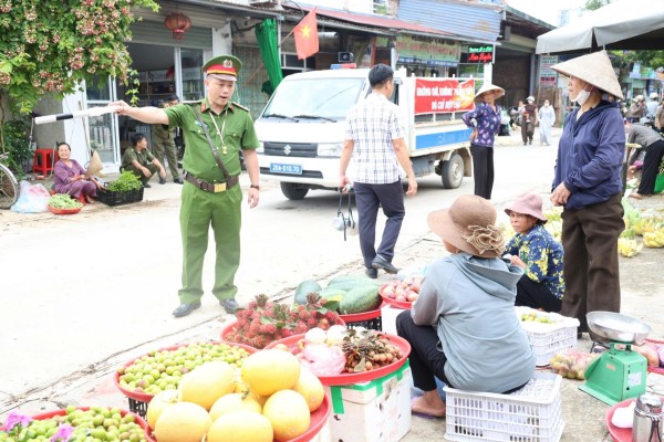 Công an xã Thành Công giải quyết điểm nghẽn trật tự đô thị