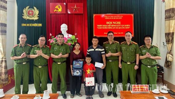 Ra mắt mô hình “Con nuôi Công an xã” ở Quang Sơn