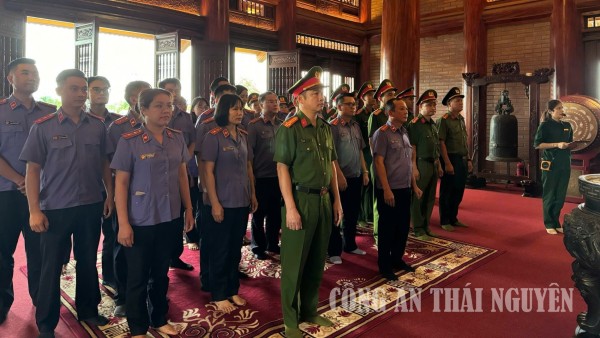 Công an phường Gia Sàng phối hợp với Viện kiểm sát nhân dân khu vực 1 - Thái Nguyên tổ chức dâng hương, báo công tại khu di tích lịch sử quốc gia Đại đội 915