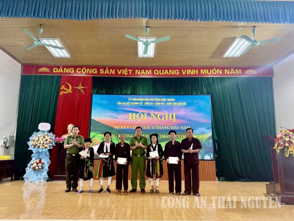 Chỉ huy Công an phường trao tặng các phần quà cho các gia đình có hoàn cảnh đặc biệt khó khăn